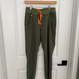 Figs Women Zamora Jogger in Olive XS